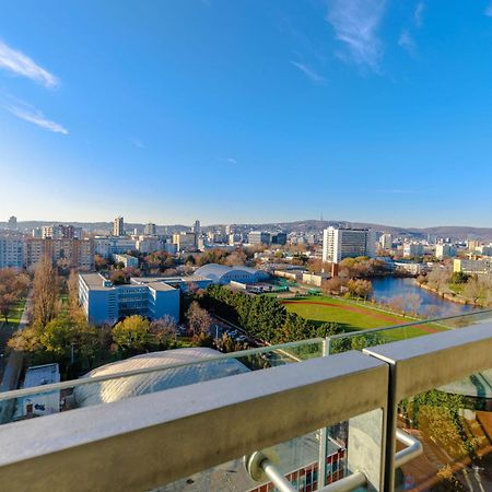 Sunny Apartment With Amazing Terrace On The 13Th Floor Near City Center Bratislava Buitenkant foto