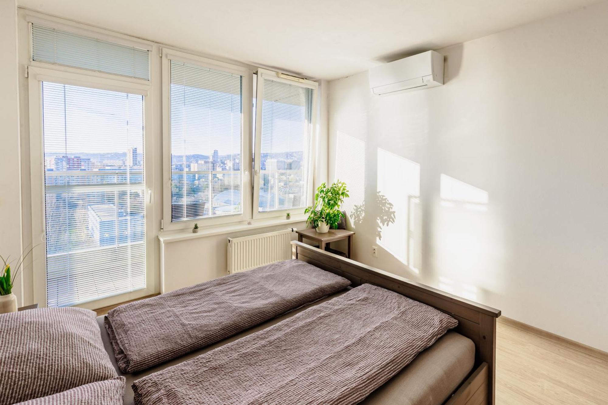 Sunny Apartment With Amazing Terrace On The 13Th Floor Near City Center Bratislava Buitenkant foto